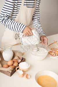 用搅拌机和烘烤蛋糕混合碗中的白蛋奶油男人面包牛奶烹饪糕点桌子食物面团男性厨房图片