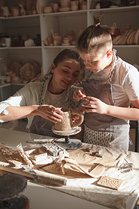 母亲和生子制造波特邮票装潢陶瓷童年手工创造力工艺男生学习闲暇图片