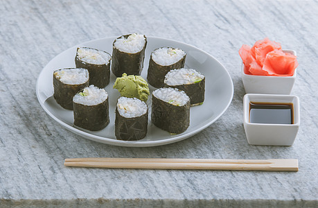 制作素食寿司卷大豆午餐黄瓜绿色饮食蔬菜筷子餐厅美食白色图片