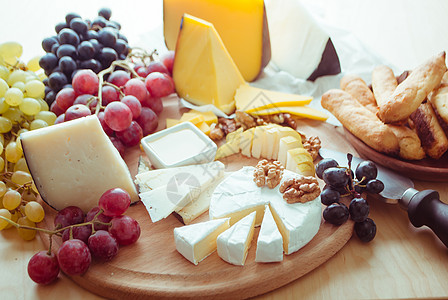 法国葡萄配葡萄的奶酪板盘子山羊团体作品牛奶材料木头小吃水果美食背景