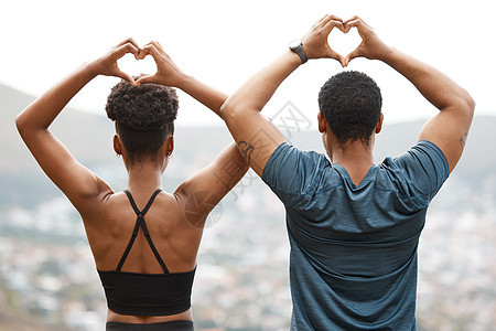 后视适合非洲裔美国夫妇在户外锻炼时用手做心形 年轻健壮的男人和女人在外面促进健康和健身 他们喜欢一起锻炼图片