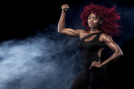穿运动服的女子 在黑人背景下锻炼健身才能保持体健健康 这才是你最优秀的角色肌肉女性运动运动装成人活动爆炸健身房身体瑜伽图片