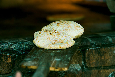 传统阿拉伯面包的准备烘烤糕点面包师旅行小麦木头厨房桌子工厂面团图片