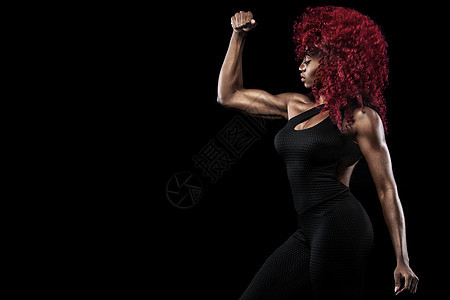 穿运动服的女子 在黑人背景下锻炼健身才能保持体健健康 这才是你最优秀的角色训练头发工作室成人爆炸运动员健身房活动肌肉女性图片