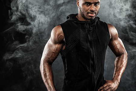 健壮的年轻运动运动员 时装男子的概念肌肉胸饰建筑健康健美成人躯干二头肌胸部男人图片