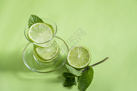 含薄荷茶和石灰茶 具有镇静效果 绿色死生封闭香气食物饮料薄荷柠檬色彩叶子草药玻璃桌子图片