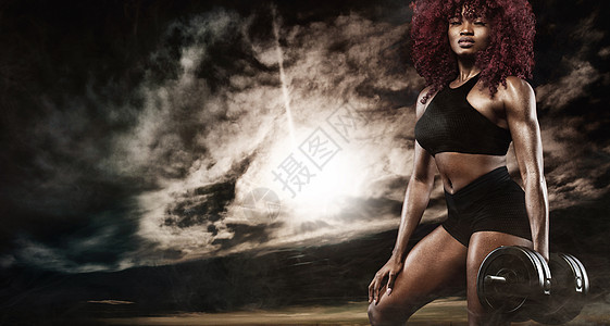运动健壮的有哑铃的漂亮女运动员 让健身锻炼身体保持健康图片