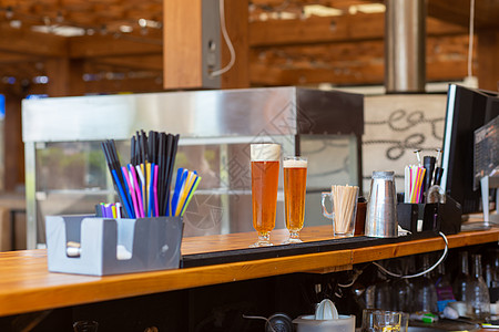 两杯啤酒放在酒吧柜台上玻璃气泡金子酒馆饮料酒精餐厅烧杯茶点投手图片