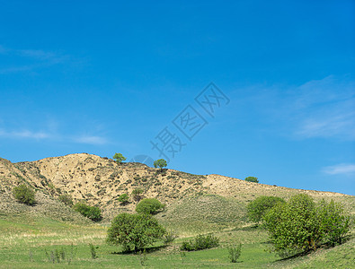 Kahetia 格鲁吉亚山区和田地景观绿色旅行场地天空山脉游客假期旅游生态远足图片