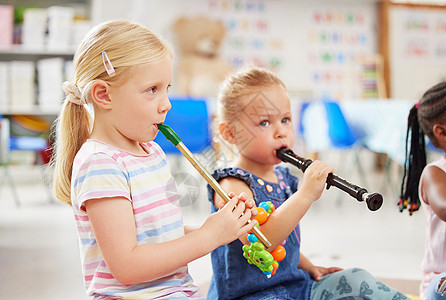 演奏乐器提供了美妙的感官体验 孩子们在课堂上学习乐器图片