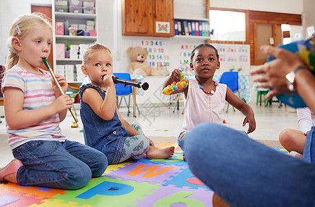 乐器对孩子有很多好处 孩子们在课堂上学习乐器图片