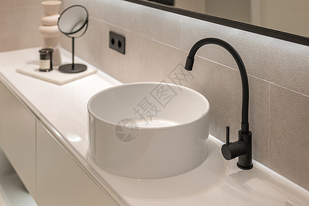 现代黑水龙头和白圆圆水槽的特写在节日上 现代最起码风格的卫生间图片