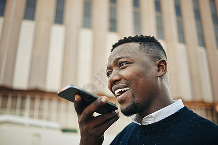 非洲裔美国商务人士在城市里使用手机 非洲裔美国商务人士在城市里使用手机旅行管理人员成人企业家员工商业男人生意商务人士图片
