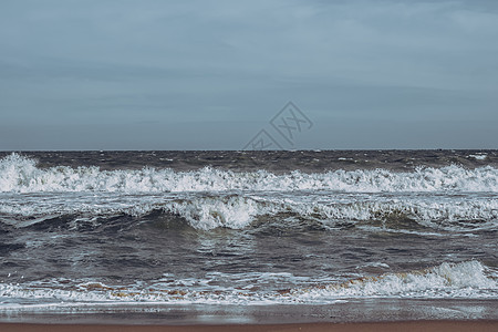 海洋风暴波浪戏剧性地碰撞飞溅 天空地平线 海水边缘 自然前视图海洋壁纸 设计 恶劣天气多云阴 深绿松石蓝调淡哑光旅行休息涟漪运动图片