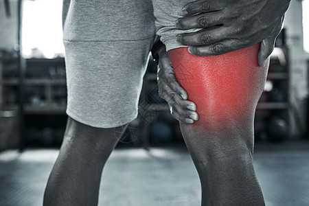大腿后面总是疼 握住他受伤的腿的健美运动员的手 腿抽筋会影响任何运动员 健康需要力量 运动时可以防止受伤造成的身体疼痛图片