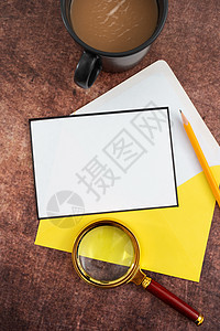 与彩色信封 铅笔 咖啡杯和放大镜放在桌子上的空白信件 它代表了业务进展的重要战略和关键信息图片
