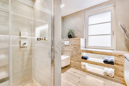 现代洗手间 有厕所和水槽龙头镜子财产房间卫生间公寓房子陶瓷住宅内阁图片