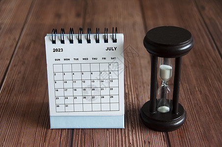 2023年7月白桌日历 木制桌上有小玻璃图片