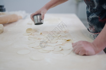 制作自制的子的过程 俄罗斯食品面团水饺烹饪猪肉面粉食物食谱木板午餐桌子图片