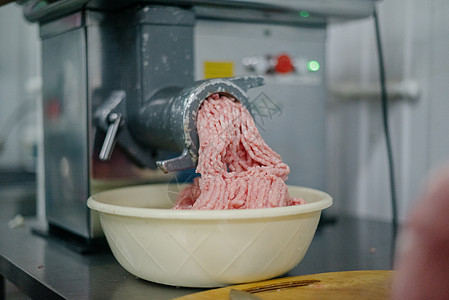 肉研磨机和碎肉的侧面视图 掉进碗里食物机器红色加工菜肴猪肉营养牛肉金属烹饪图片