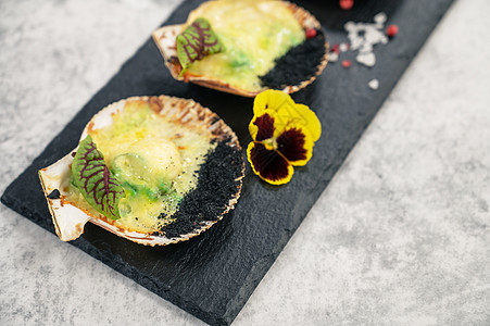 美味烤扇贝蔬菜盘子烹饪架子贝壳烧烤旅行餐厅海鲜藻类背景图片
