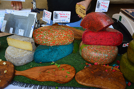 2016年8月1日 普罗旺斯市场不同颜色的法国乳酪图片