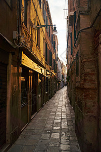 意大利威尼斯的空暗狭窄小 被围住的街道图片