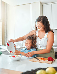 母亲和小女儿在厨房一起做饭很愉快 妈妈和孩子切菜准备素食餐吃晚饭;儿童烹饪图片