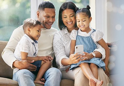 一个家庭是一个充满力量 爱和欢笑的圈子 在家里使用智能手机的家庭图片