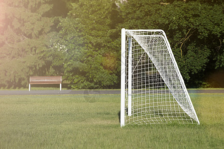 足球目标 空荡荡的足球场上的球网视图 在旁边的足球场上的足球目标图片