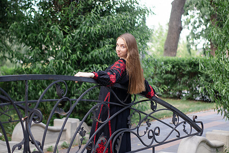 乌克兰民族传统服饰的年轻女孩 黑色和红色刺绣连衣裙 在户外公园摆姿势的女模特绣花国家戏服裙子衣服魅力女性民间化妆品文化图片