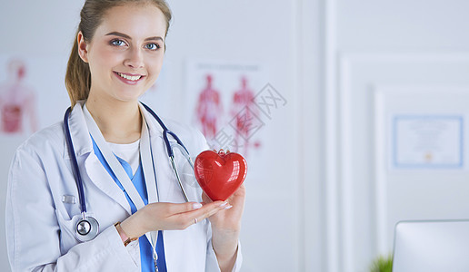 以轻度背景持有心脏心部听诊器的女医生疾病女孩长袍成人医师诊断医院保健心脏病学有氧运动图片