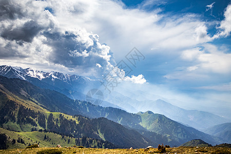 阿拉木图多云山上惊人的夏季风景 具有复制空间的旅行背景 )背景图片