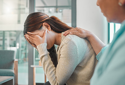 一位年轻女性在与心理学家磋商时悲伤地看着她 这没什么大不了的图片