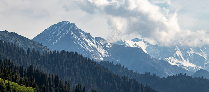 夏季风景 山峰有雪盖的山峰 中亚旅行背景图片