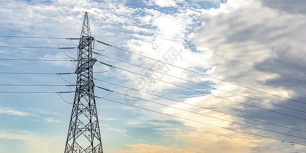 高压柱 电网杆对着天空 高压塔 电力使用和电力成本概念图片