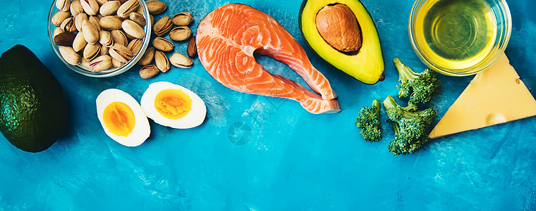 Keto饮食 蓝底食物 选择性焦点午餐木板木头勺子牛扒用餐小吃海鲜美味营养图片