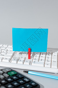 重要信息出现在一张纸上 用夹子夹在桌子上 用键盘 计算器和笔 写在笔记上的重要信息 备忘录上显示的新想法图片