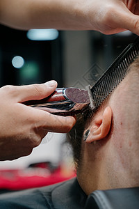 理发男士理发店 男士理发师 理发师 理发师剪客户端机器进行理发造型师打字机客户工具男人梳子成人发型男性服务图片