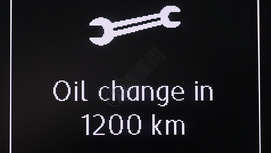 更换汽车油液的图标服务 车牌上印有换油标志的汽车仪表板图片