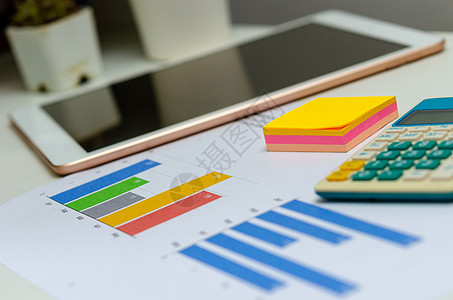 业务文件图表和图表分析财务信息投资报告在办公桌前的办公桌上公布图片