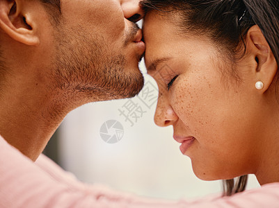 亲吻他的女朋友额头的混合的族种人特写镜头 西班牙裔夫妇在家里亲密接触和分享亲密时刻的头像 有雀斑的美女爱上了男朋友图片