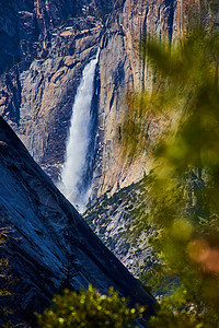 Yosemite瀑布 从远处穿过山谷和松树图片