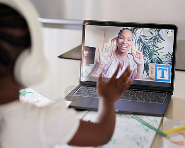 使用 Zoom 进行远程学习 非洲裔美国女教师在笔记本电脑屏幕上远程教育一个年轻女孩 黑人女导师使用无线耳机技术在互联网上授课图片