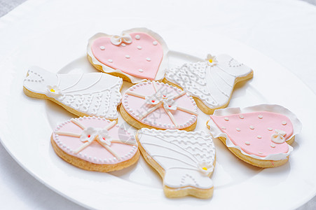 白盘上有很多粉红饼干庆典食物甜点礼物周年纪念日婚礼盘子图片