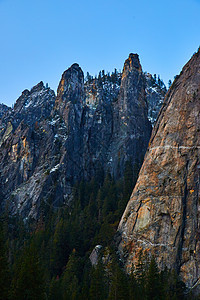 Yosemite巨型岩层 蓝色天空的大教堂岩图片