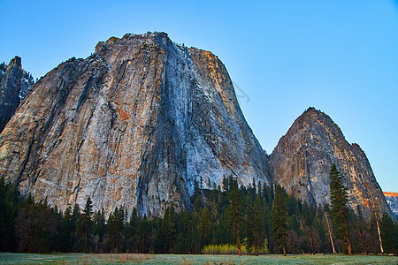 来自地面的Yosemite 标志性大教堂岩图片