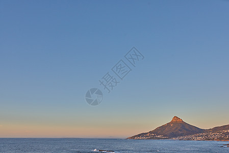 在一个安静的早晨 开普敦的桌山全景映衬着蓝天 有复制空间 清澈的海洋旗帜和南非狮子头的景色 宁静 安详 宁静的自然和谐相处图片
