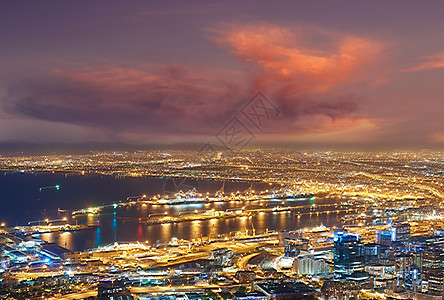 从南非信号山看开普敦夜景 在黑暗多云的傍晚天空下 城市灯光和建筑物的美丽景观 暮色中的热门旅游小镇图片