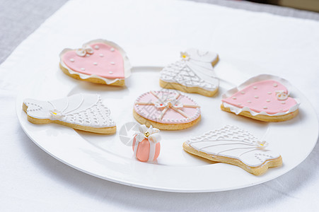 白盘上有很多粉红饼干纪念日庆典盘子食物周年甜点婚礼礼物图片